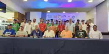 El comisionado de Béisbol y Dream Big celebran rueda de prensa